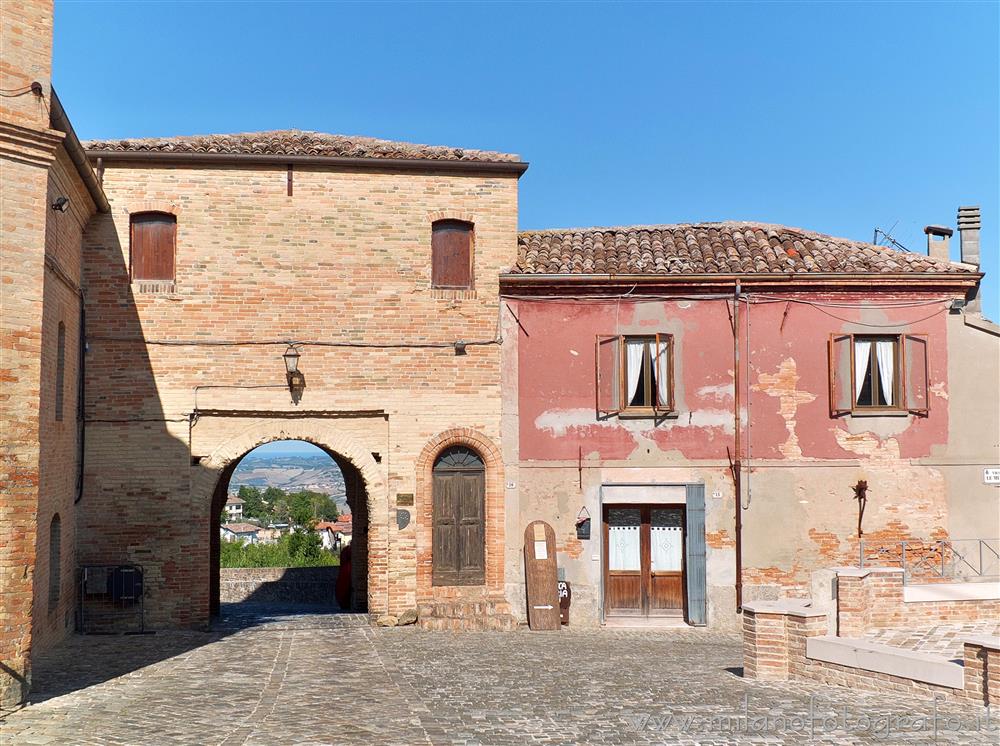 Mondaino (Rimini) - Porta di ingresso settentrionale del borgo